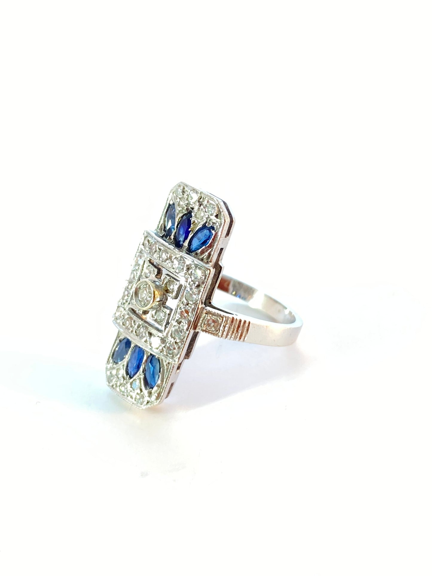 Stor og flott Art Deco Diamant og Safir ring i 14K hvitt gul. 