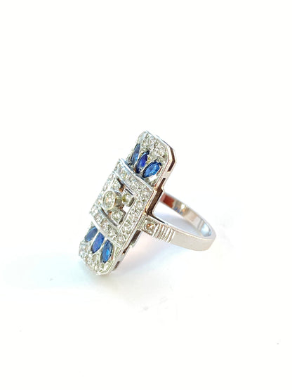 Stor og flott Art Deco Diamant og Safir ring i 14K hvitt gul. 